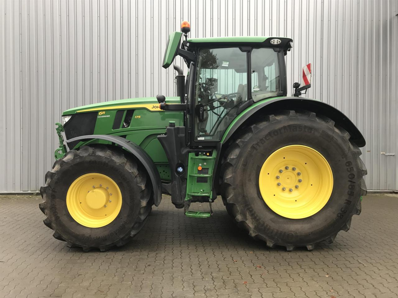 John Deere 6R 175 - Farm tractor: picture 1 John Deere 6R 175 - Farm tractor: picture 1