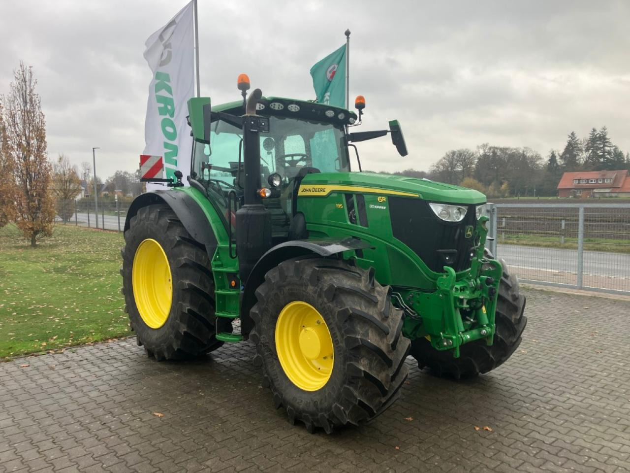 John Deere 6R 195 - Farm tractor: picture 1 John Deere 6R 195 - Farm tractor: picture 1