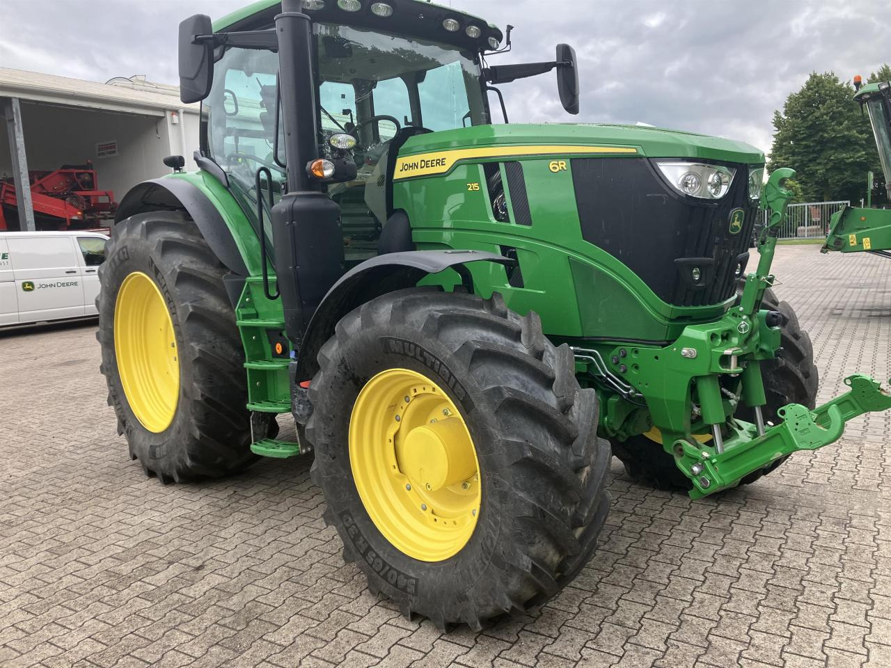 John Deere 6R 215 - Farm tractor: picture 2 John Deere 6R 215 - Farm tractor: picture 2