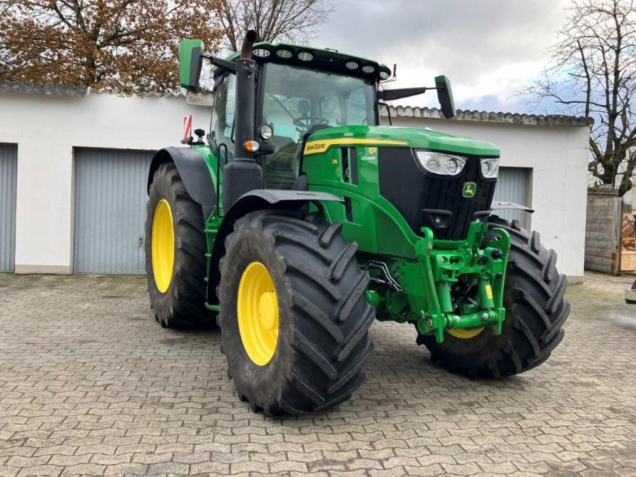 John Deere 6R 215 - Farm tractor: picture 2 John Deere 6R 215 - Farm tractor: picture 2