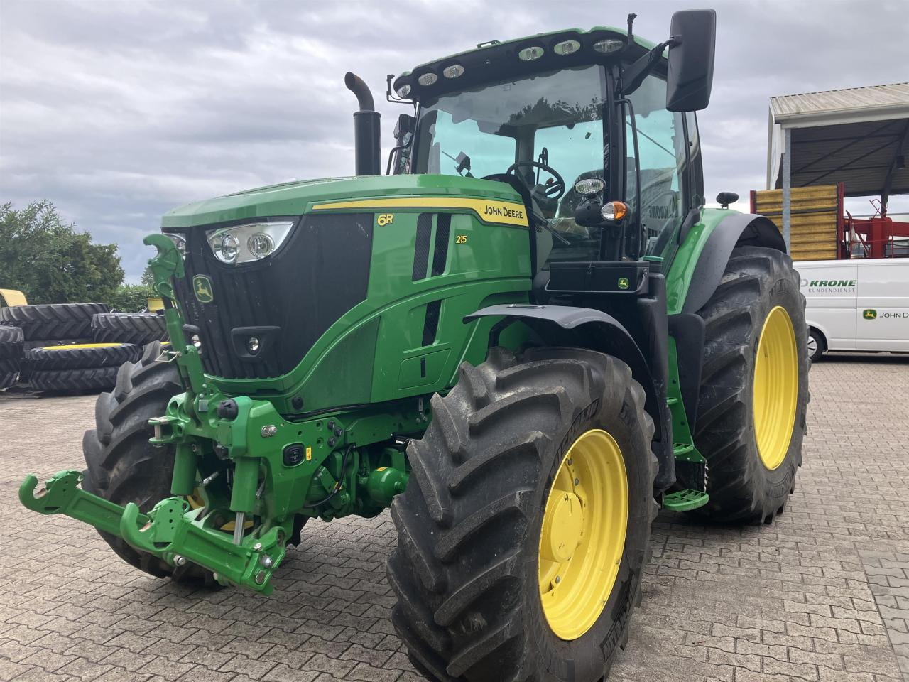 John Deere 6R 215 - Farm tractor: picture 1 John Deere 6R 215 - Farm tractor: picture 1