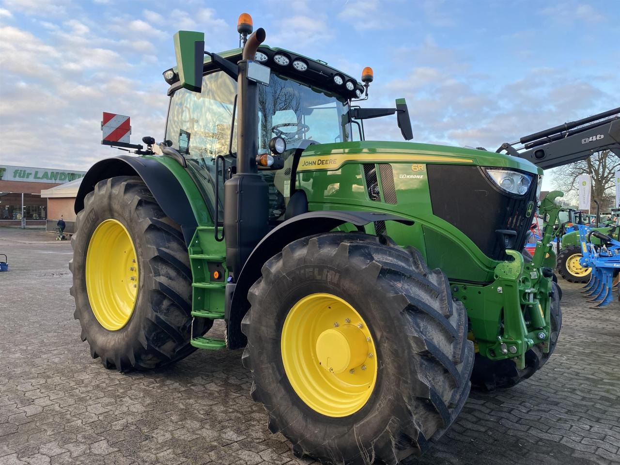John Deere 6R 215 - Farm tractor: picture 1 John Deere 6R 215 - Farm tractor: picture 1