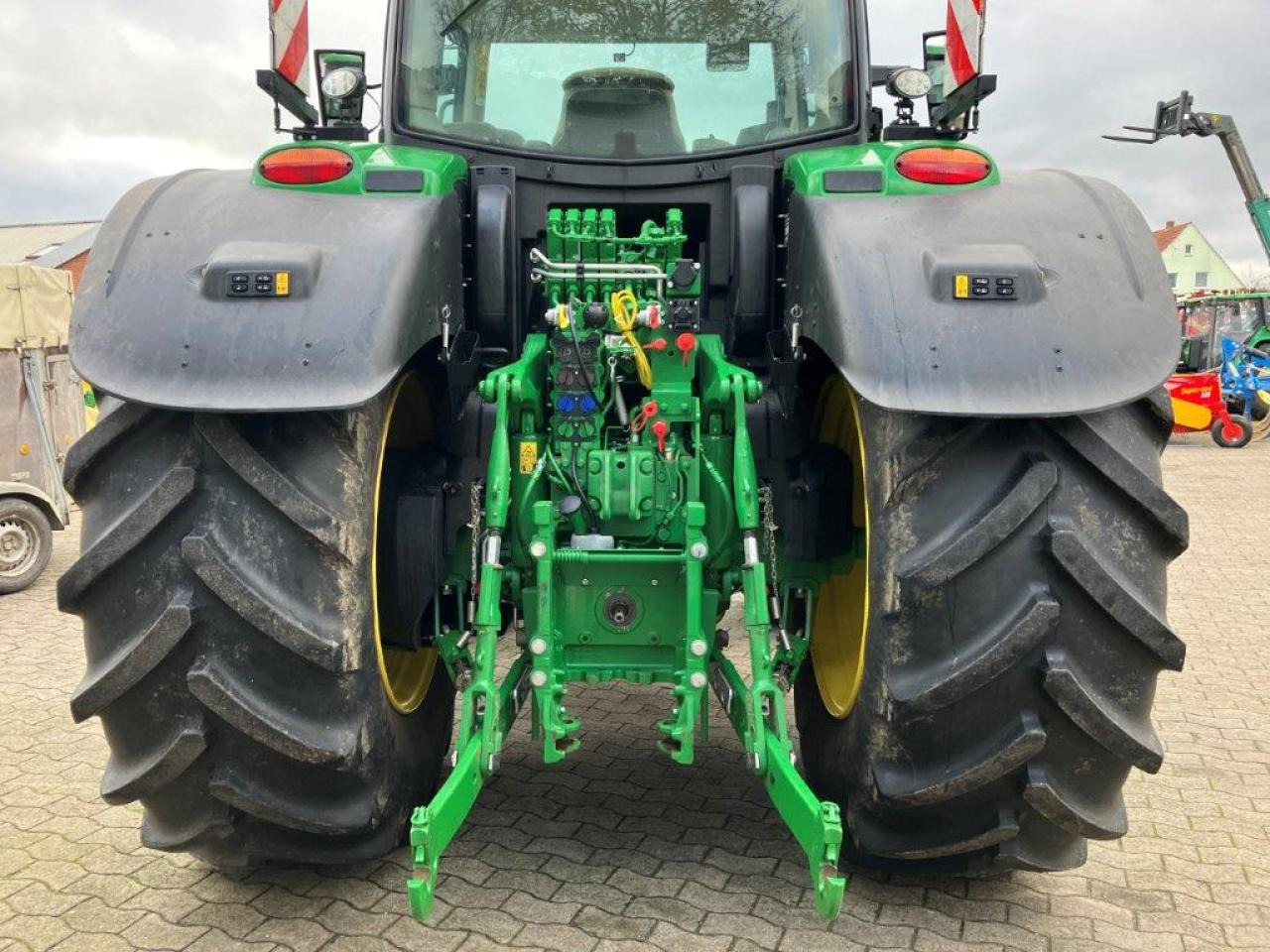 John Deere 6R 215 - Farm tractor: picture 5 John Deere 6R 215 - Farm tractor: picture 5