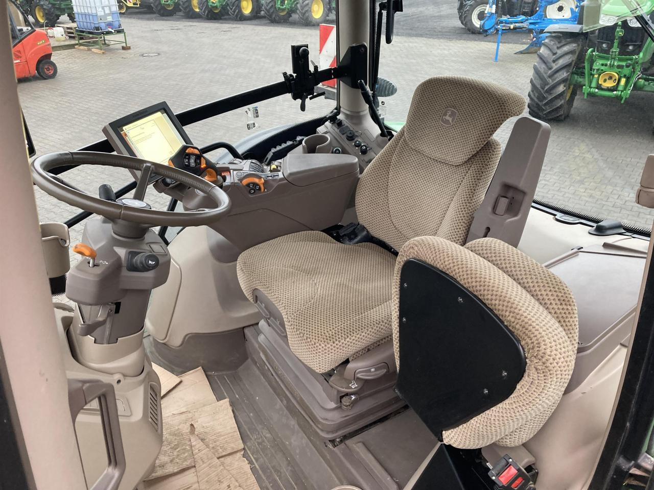 John Deere 6R 215 - Farm tractor: picture 5 John Deere 6R 215 - Farm tractor: picture 5