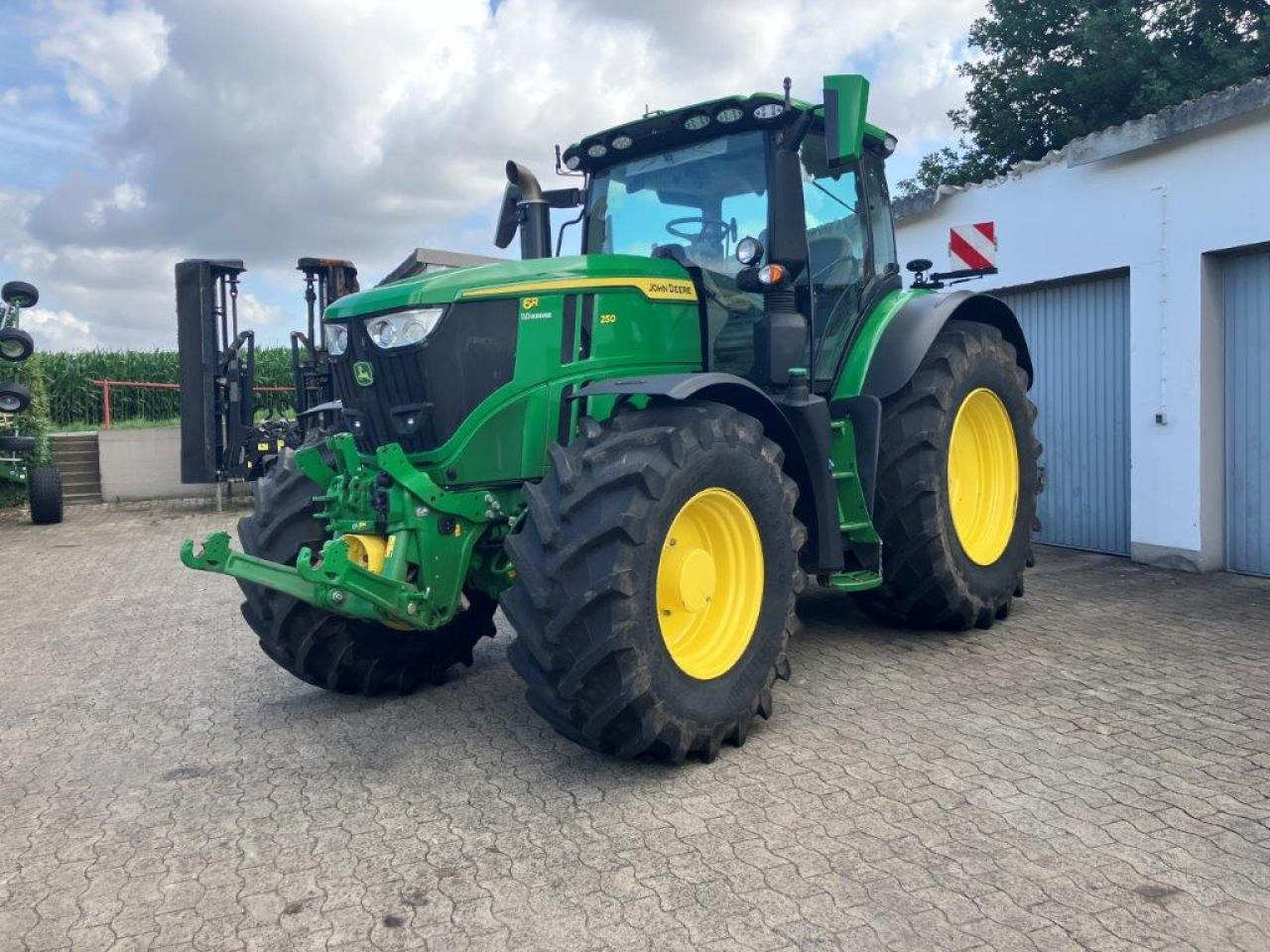 John Deere 6R 250 - Farm tractor: picture 1 John Deere 6R 250 - Farm tractor: picture 1
