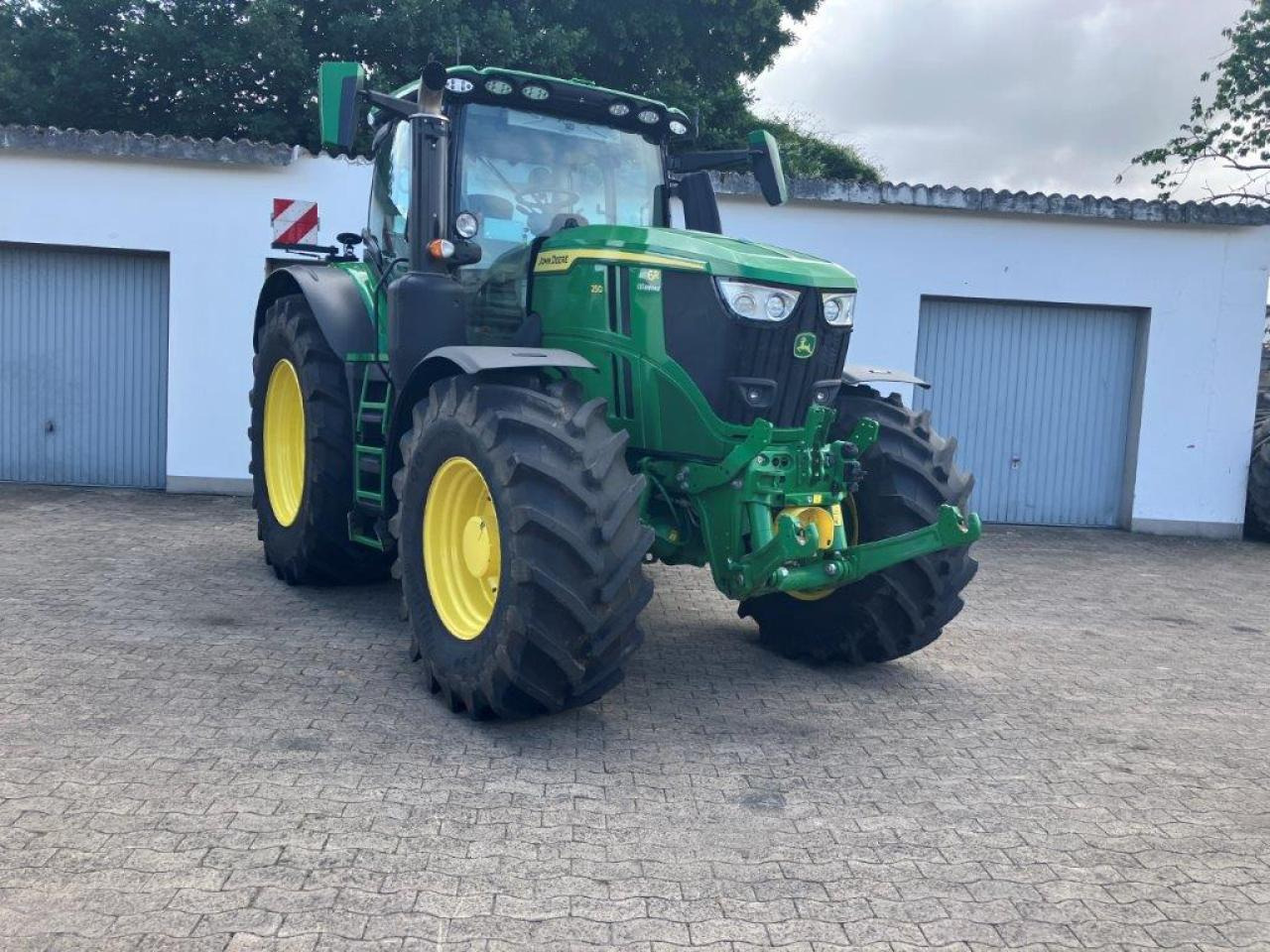 John Deere 6R 250 - Farm tractor: picture 3 John Deere 6R 250 - Farm tractor: picture 3
