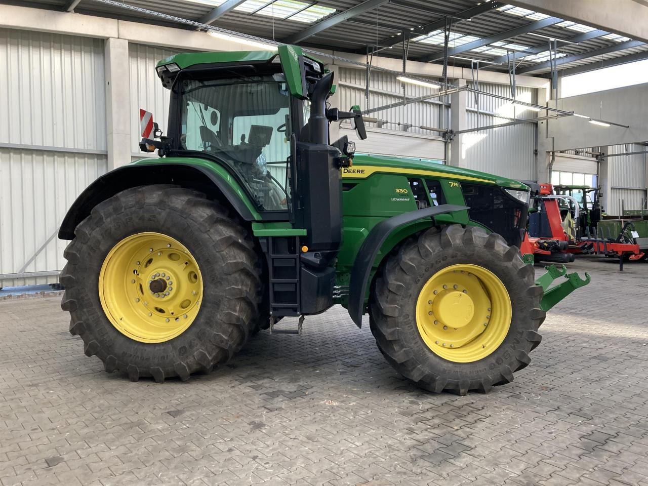 John Deere 7R 330 - Farm tractor: picture 5 John Deere 7R 330 - Farm tractor: picture 5