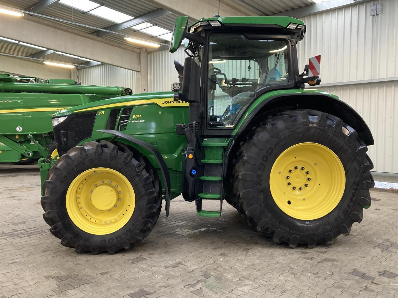 John Deere 7R 350 - Farm tractor: picture 5 John Deere 7R 350 - Farm tractor: picture 5