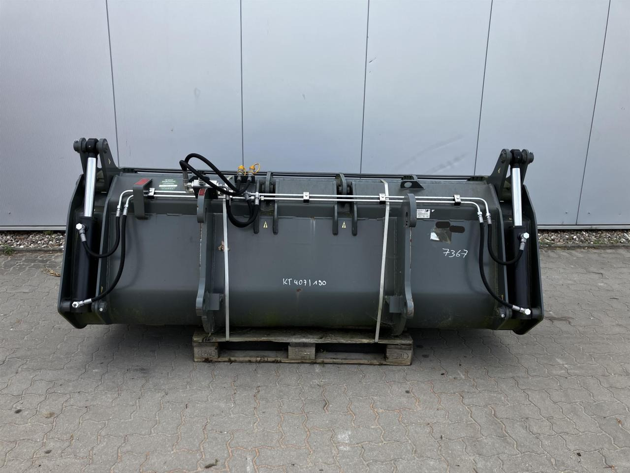 Kramer 2400 mm - Bucket: picture 3 Kramer 2400 mm - Bucket: picture 3