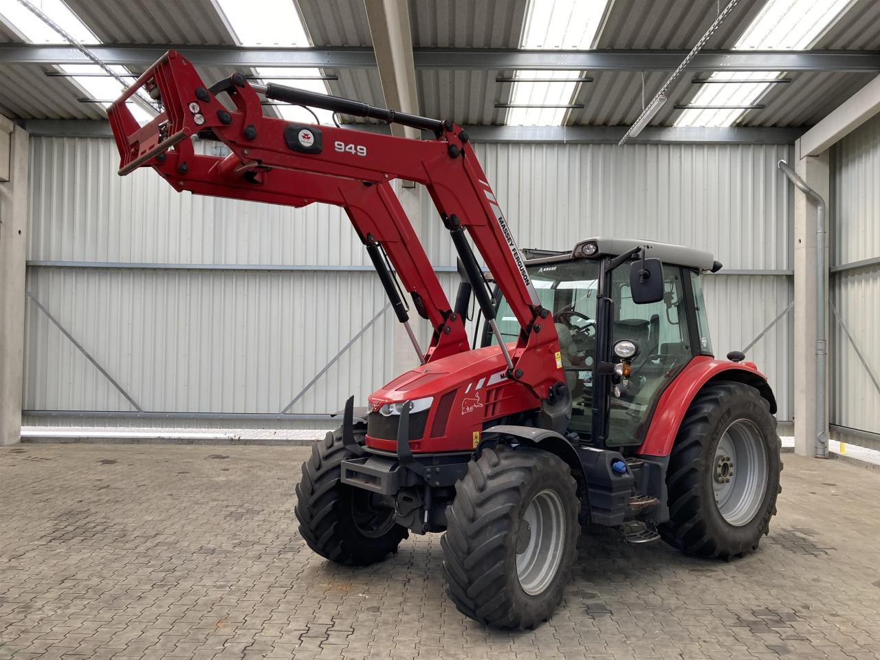 Massey Ferguson 5611 Dyna 4 - Farm tractor: picture 1 Massey Ferguson 5611 Dyna 4 - Farm tractor: picture 1