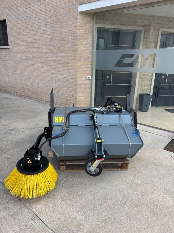 CM Crusher CSI 125 Sweeping Bucket - Broom for Skid steer loader: picture 1 CM Crusher CSI 125 Sweeping Bucket - Broom for Skid steer loader: picture 1