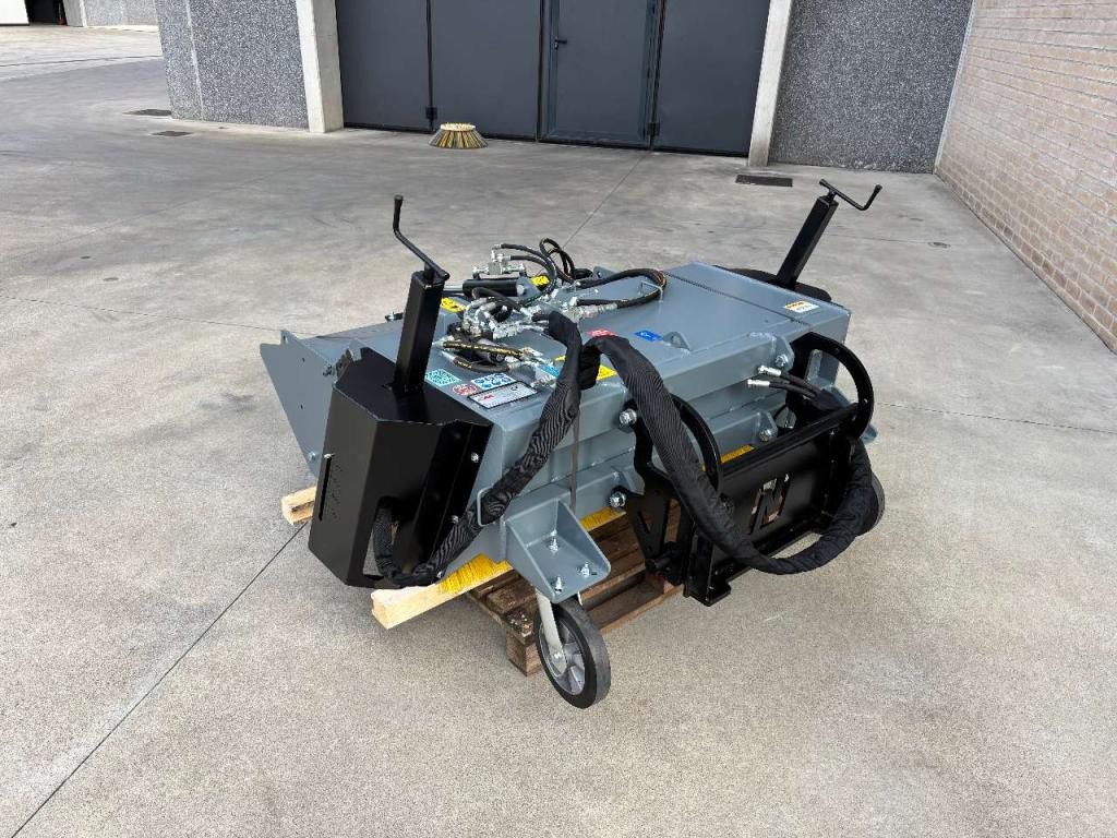 CM Crusher CSI 125 Sweeping Bucket - Broom for Skid steer loader: picture 3 CM Crusher CSI 125 Sweeping Bucket - Broom for Skid steer loader: picture 3