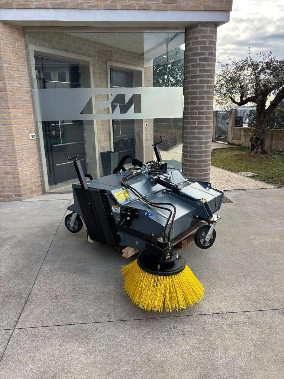 CM Crusher CSI 125 Sweeping Bucket - Broom for Skid steer loader: picture 2 CM Crusher CSI 125 Sweeping Bucket - Broom for Skid steer loader: picture 2