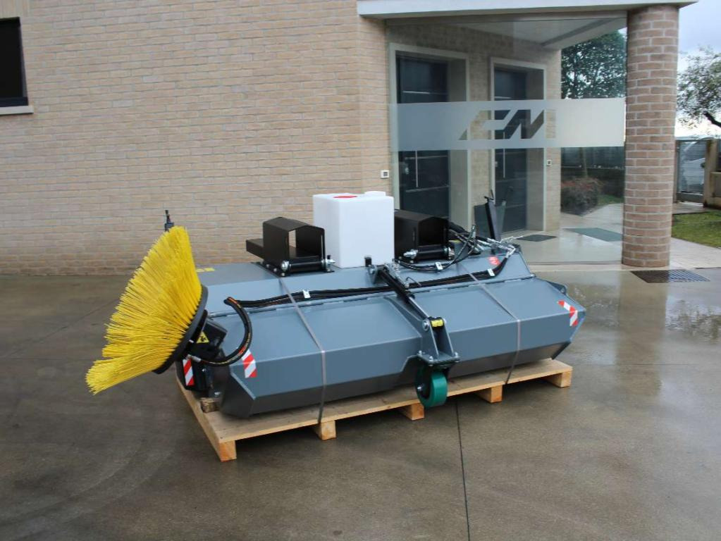 CM Crusher CSI 200 Sweeping Bucket - Broom for Skid steer loader: picture 2 CM Crusher CSI 200 Sweeping Bucket - Broom for Skid steer loader: picture 2