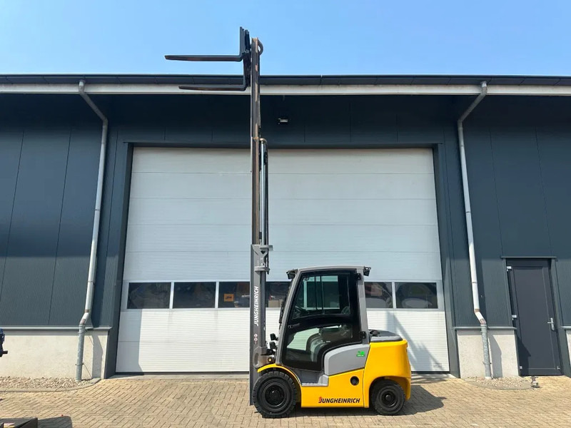 Jungheinrich DFG 425 Triplex Freelift Sideshift 2.5 ton Diesel Heftruck as New ! 675 hours ! - Diesel forklift: picture 2 Jungheinrich DFG 425 Triplex Freelift Sideshift 2.5 ton Diesel Heftruck as New ! 675 hours ! - Diesel forklift: picture 2