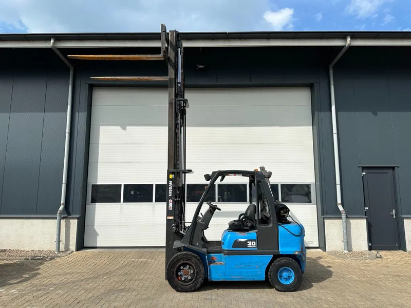 Nissan UGD02A30P0 3 ton Triplex Freelift LPG Heftruck - LPG forklift: picture 2 Nissan UGD02A30P0 3 ton Triplex Freelift LPG Heftruck - LPG forklift: picture 2