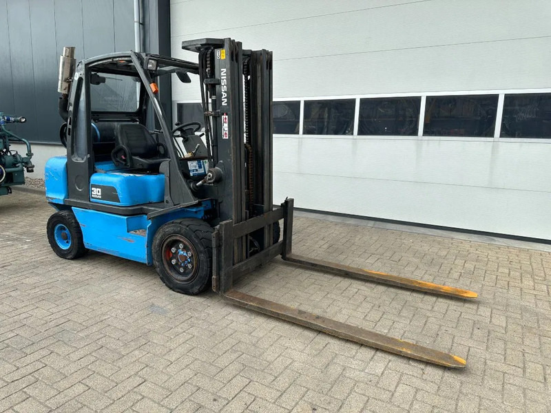 Nissan UGD02A30P0 3 ton Triplex Freelift LPG Heftruck - LPG forklift: picture 4 Nissan UGD02A30P0 3 ton Triplex Freelift LPG Heftruck - LPG forklift: picture 4