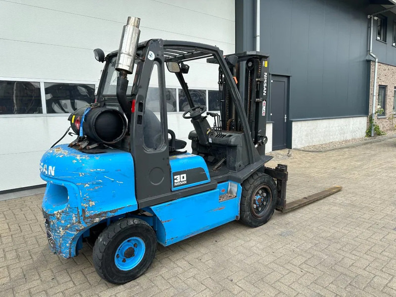 Nissan UGD02A30P0 3 ton Triplex Freelift LPG Heftruck - LPG forklift: picture 5 Nissan UGD02A30P0 3 ton Triplex Freelift LPG Heftruck - LPG forklift: picture 5