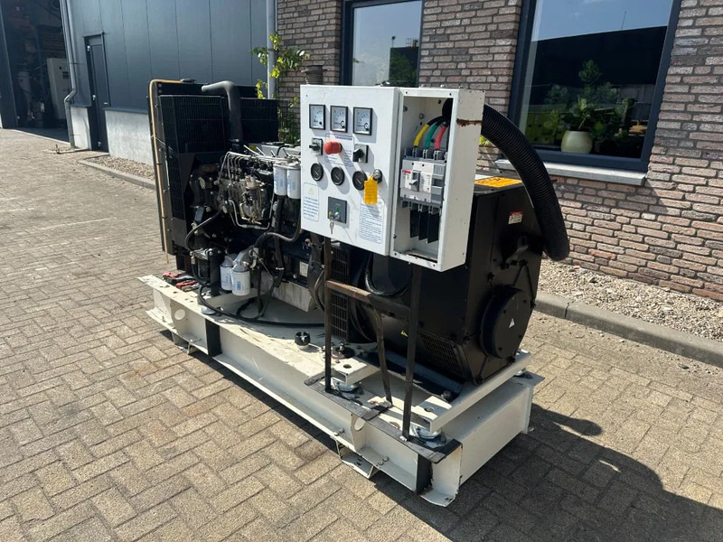 Perkins Stamford 100 kVA noodstroom generatorset - Generator set: picture 2 Perkins Stamford 100 kVA noodstroom generatorset - Generator set: picture 2