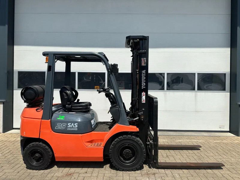 Toyota 2.5 ton Triplex Freelift Sideshift LPG Heftruck - LPG forklift: picture 1 Toyota 2.5 ton Triplex Freelift Sideshift LPG Heftruck - LPG forklift: picture 1