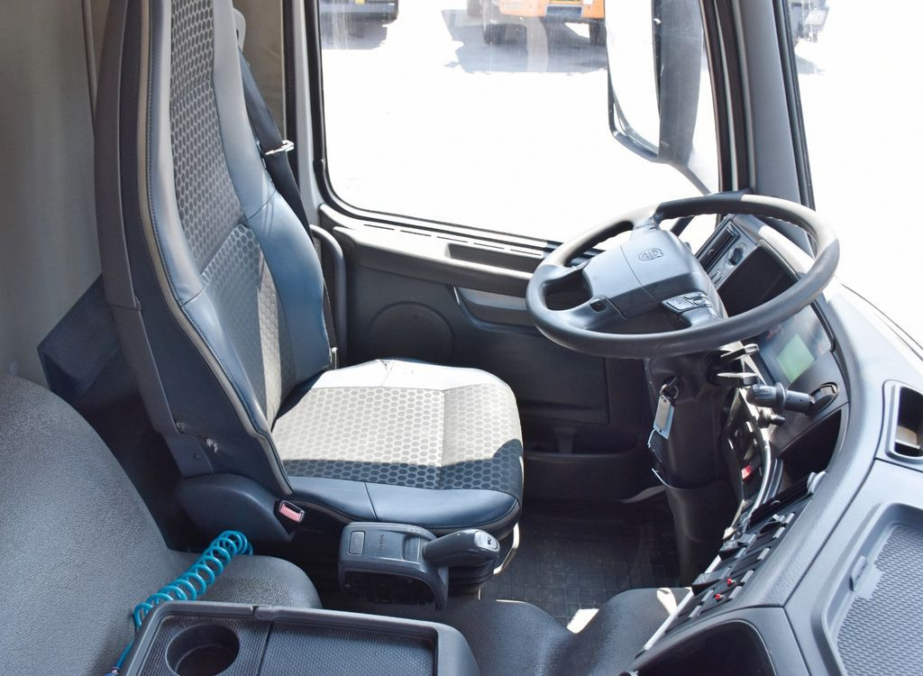 Interior photo 1: Crane truck, Tipper Volvo FM 370 * HIAB 166 ES - 4 HIPRO/FUNK * 6x4 Volvo FM 370 * HIAB 166 ES - 4 HIPRO/FUNK * 6x4