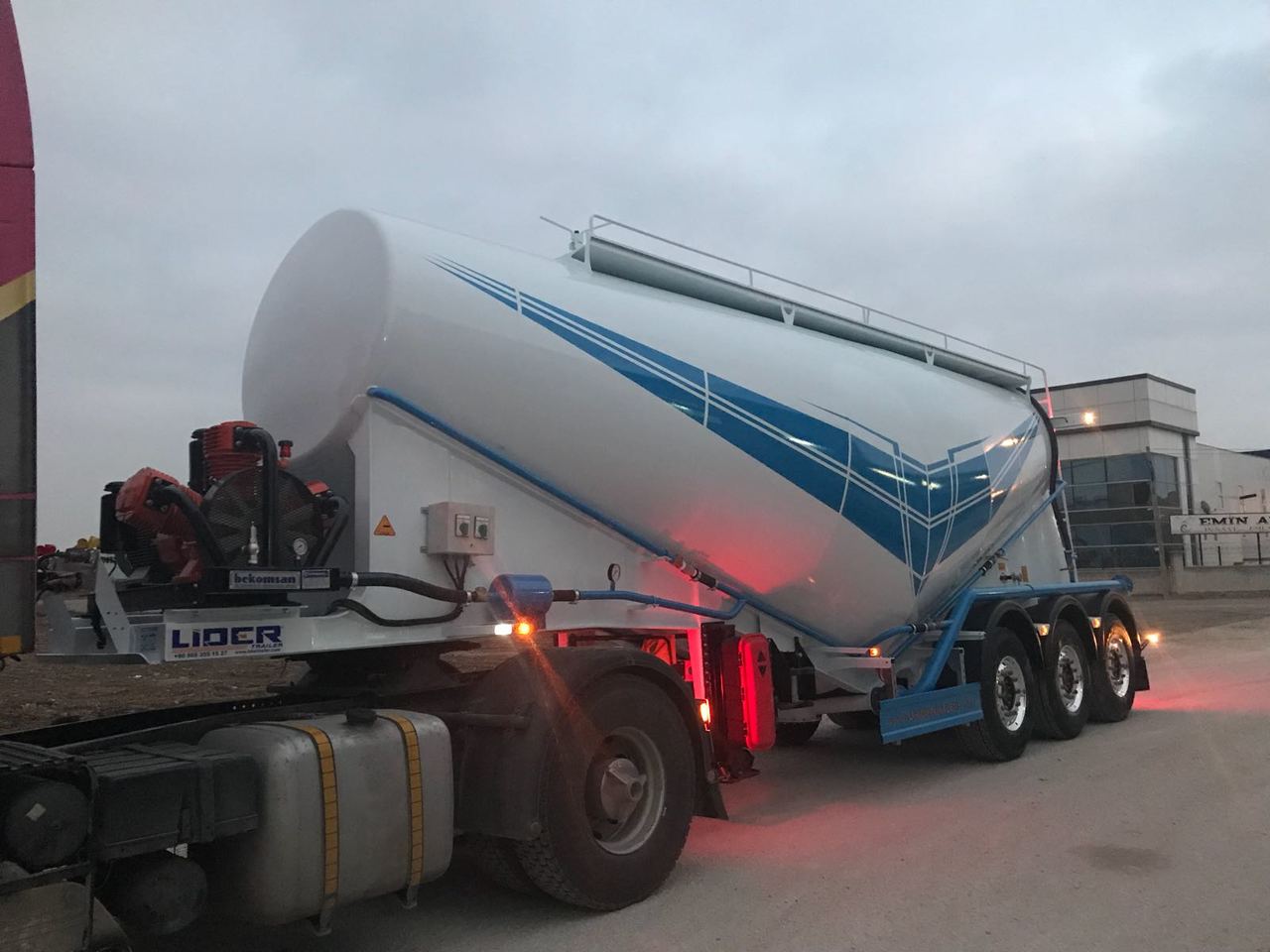 New Tanker semi-trailer for transportation of cement LIDER 2025  MODEL NEW CEMENT TANKER: picture 8
