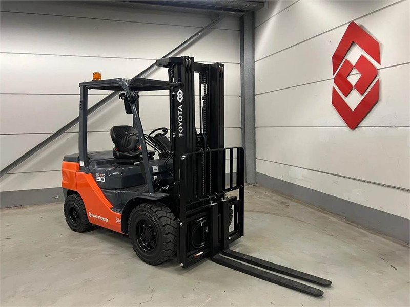 Toyota 52-8FDF30 - Diesel forklift: picture 3 Toyota 52-8FDF30 - Diesel forklift: picture 3