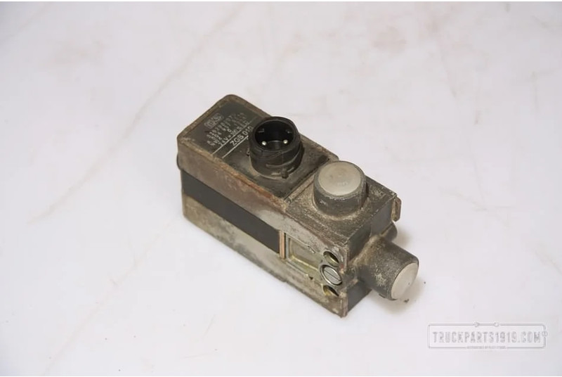 Mercedes-Benz Compressed Air System Uitlaatrem Ventiel - Valve for Truck: picture 2 Mercedes-Benz Compressed Air System Uitlaatrem Ventiel - Valve for Truck: picture 2