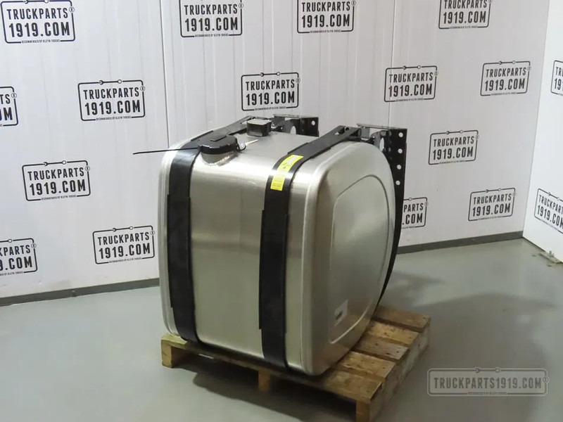 Volvo 21516442 Brandstoftank + steunen 240L - Fuel tank for Truck: picture 1 Volvo 21516442 Brandstoftank + steunen 240L - Fuel tank for Truck: picture 1