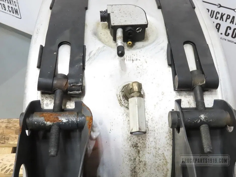 Volvo 22659544 Brandstoftank + steunen 170L - Fuel tank for Truck: picture 3 Volvo 22659544 Brandstoftank + steunen 170L - Fuel tank for Truck: picture 3