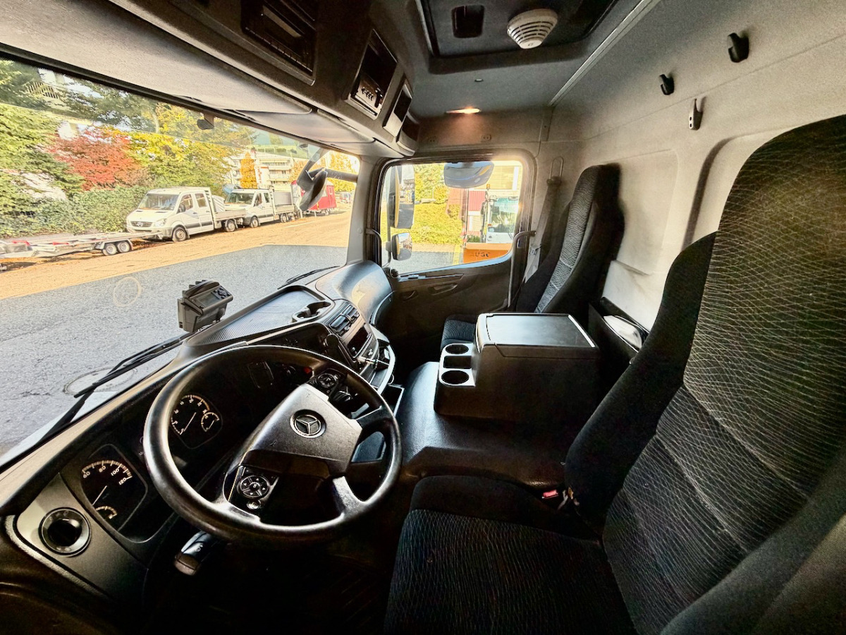 MERCEDES 1224 L - Curtain side truck: picture 4 MERCEDES 1224 L - Curtain side truck: picture 4