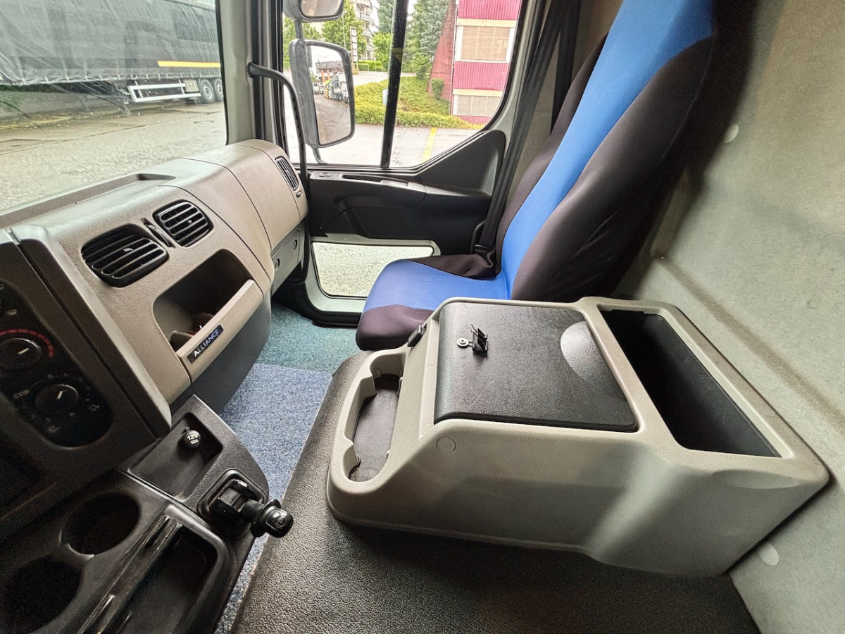 RENAULT Midlum 220-12EL - Refrigerated truck: picture 5 RENAULT Midlum 220-12EL - Refrigerated truck: picture 5