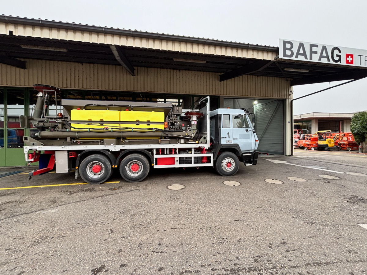 STEYR 26S32/ 6x4 Pisten Enteisung - Curtain side truck: picture 2 STEYR 26S32/ 6x4 Pisten Enteisung - Curtain side truck: picture 2