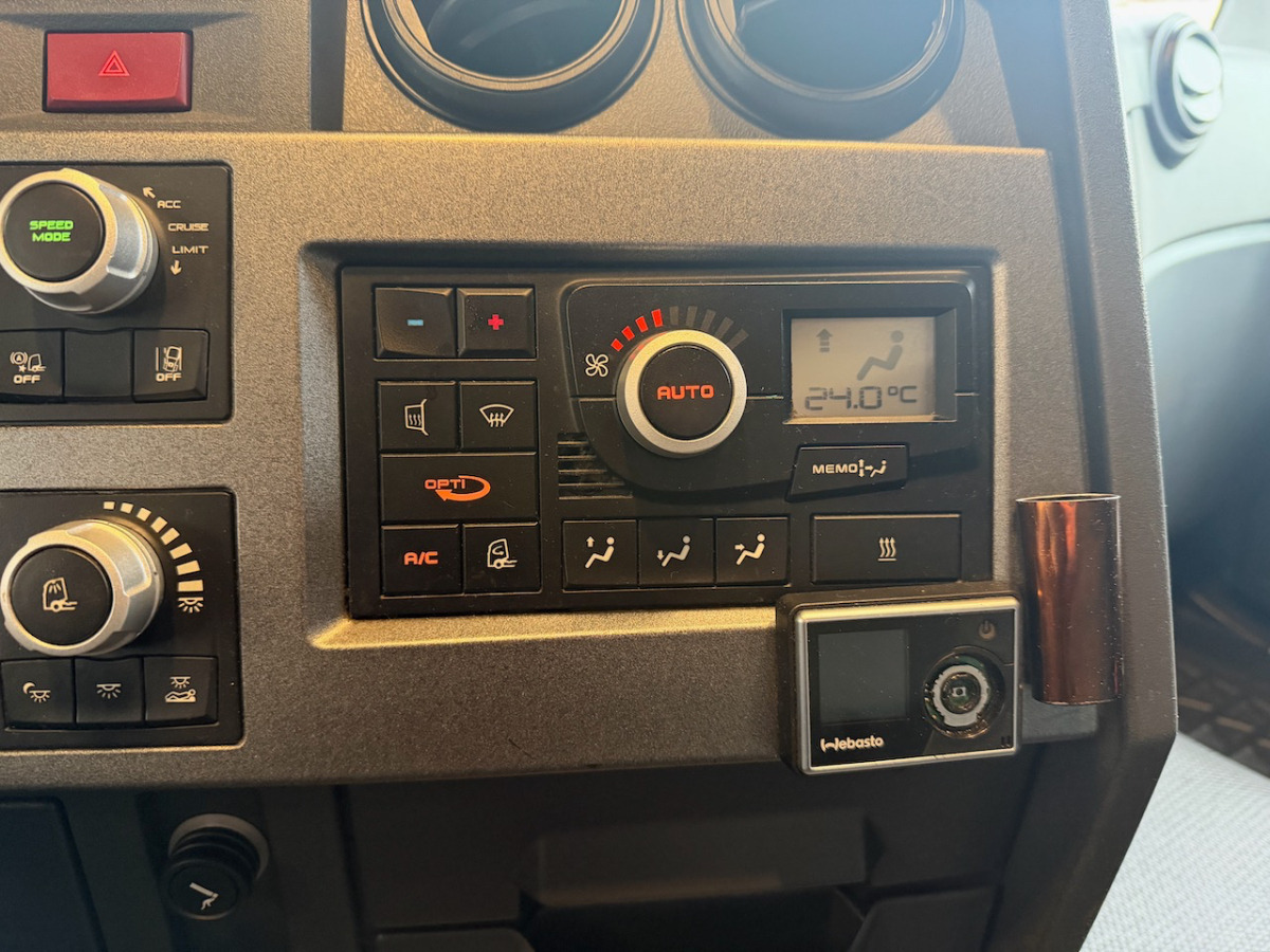 Tractor unit RENAULT T520: picture 9