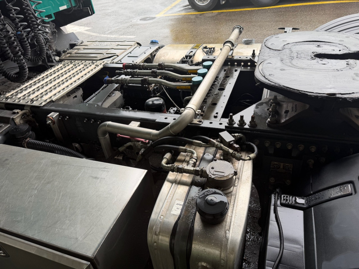 Tractor unit RENAULT T520: picture 18