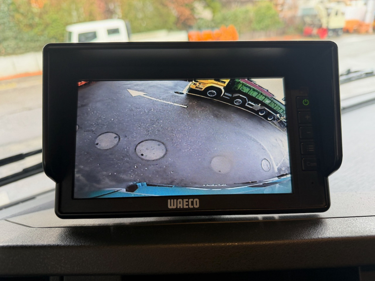 Tractor unit RENAULT T520: picture 8