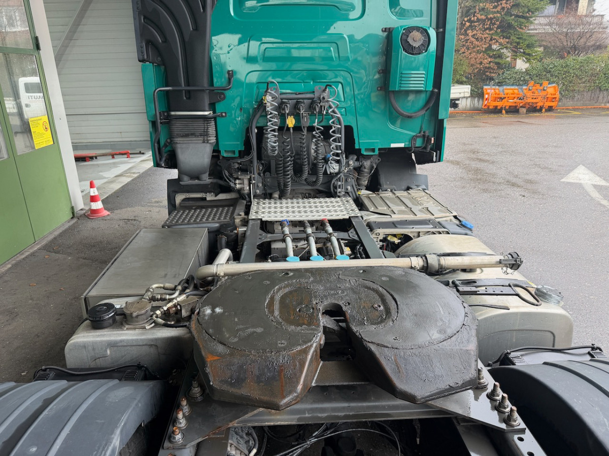 Tractor unit RENAULT T520: picture 17