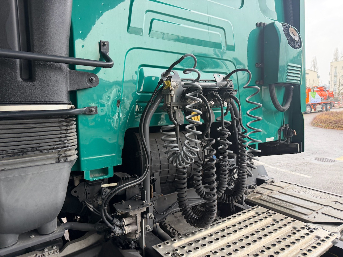 Tractor unit RENAULT T520: picture 21