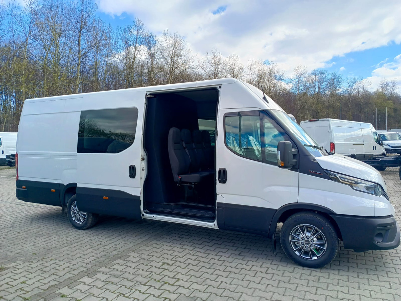 IVECO Daily 35 180 7-Sitzer - People carrier, Crew cab van: picture 2 IVECO Daily 35 180 7-Sitzer - People carrier, Crew cab van: picture 2