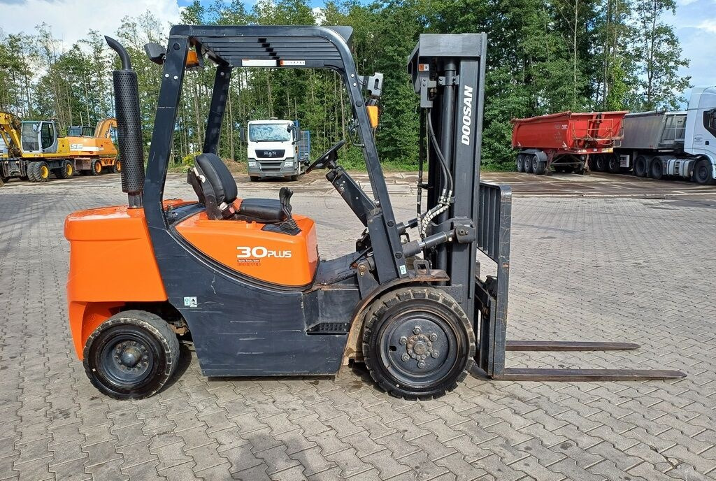 Doosan D30 GP PLUS - Diesel forklift: picture 3 Doosan D30 GP PLUS - Diesel forklift: picture 3
