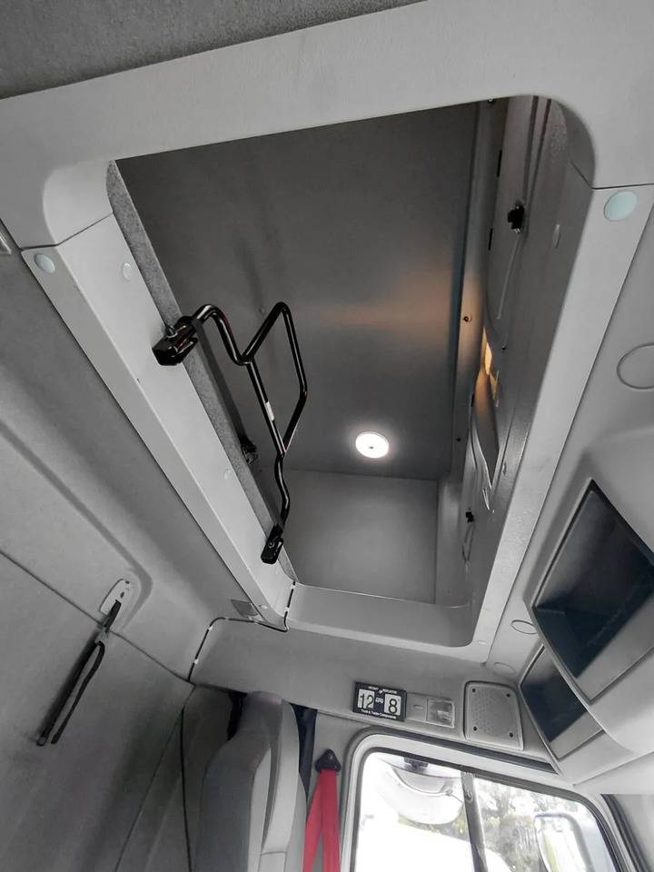 2017 Renault D12 4×2 Double Sleeper Curtainsider - Curtain side truck: picture 3 2017 Renault D12 4×2 Double Sleeper Curtainsider - Curtain side truck: picture 3