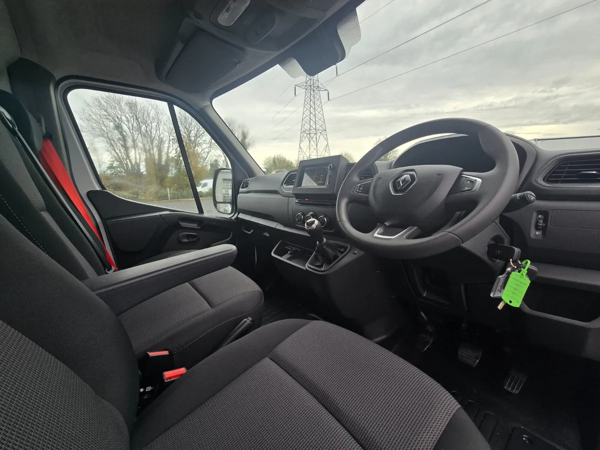 Panel van New Renault Master L4H2 RWD: picture 14