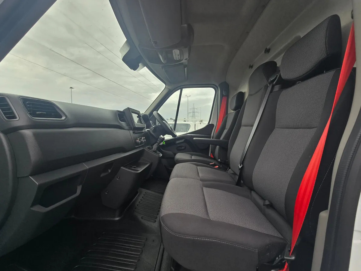 Panel van New Renault Master L4H2 RWD: picture 15