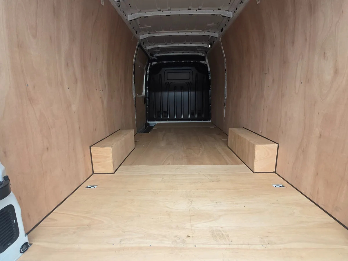 Panel van New Renault Master L4H2 RWD: picture 11