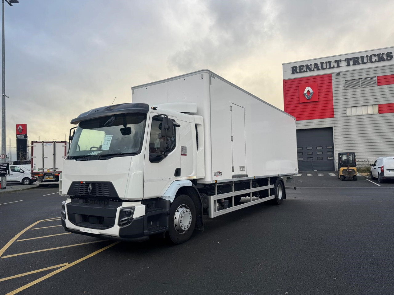 Renault Trucks D 18 Wide 4×2 with Chereau Body - Box truck: picture 1 Renault Trucks D 18 Wide 4×2 with Chereau Body - Box truck: picture 1
