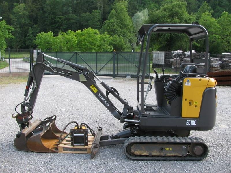 Volvo EC18C 3 žlice + kladivo Volvo HB02 - Mini excavator: picture 2 Volvo EC18C 3 žlice + kladivo Volvo HB02 - Mini excavator: picture 2