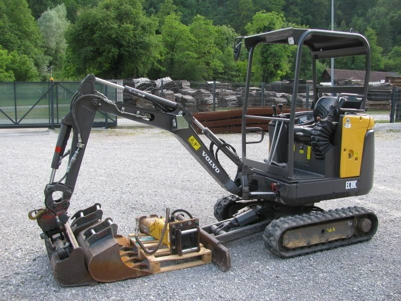 Volvo EC18C 3 žlice + kladivo Volvo HB02 - Mini excavator: picture 1 Volvo EC18C 3 žlice + kladivo Volvo HB02 - Mini excavator: picture 1