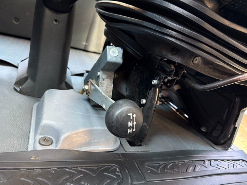 Open body delivery van, Crew cab van Iveco Daily 35C15 flatbed: picture 10