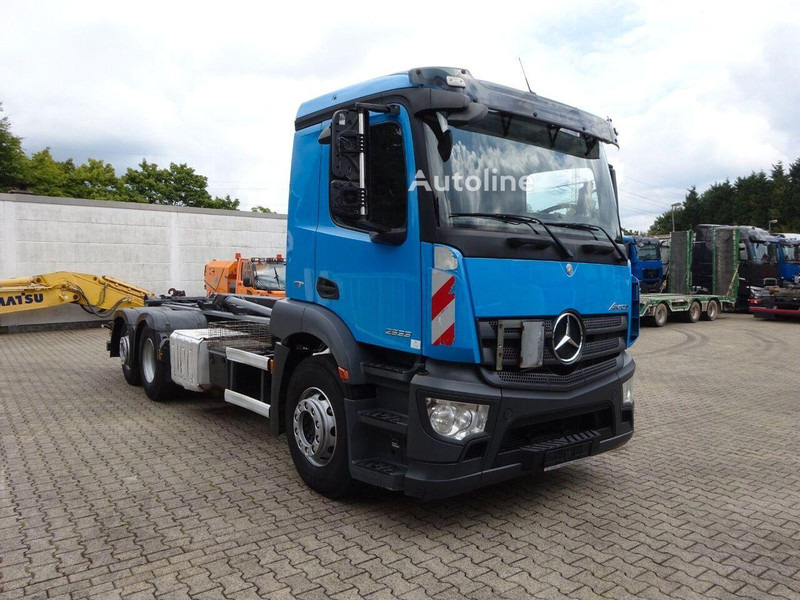 Mercedes-Benz Antos 2533 - Hook lift truck 6x2 - Hook lift truck: picture 5 Mercedes-Benz Antos 2533 - Hook lift truck 6x2 - Hook lift truck: picture 5