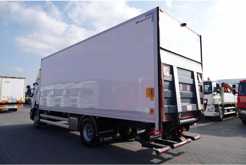 Scania P 450 / 4x2 / IZOTERMA / NIISKI PRZEBIEG 96 tys. km / WINDA ZA - Refrigerated truck: picture 5 Scania P 450 / 4x2 / IZOTERMA / NIISKI PRZEBIEG 96 tys. km / WINDA ZA - Refrigerated truck: picture 5